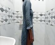 Husband ne washroom me wife ko chod dia from www tamil college bathroom toilet sex videoil so
