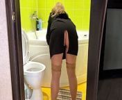 Mature lady did not expect that there would be a dick in her ass when she was washing in the bath from anushka bath wash