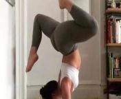 Big booty leggings yoga teacher butt cheeks from yoga teacher big butts touch