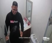 Padrastro descubre a su hijastra en el baño follando from www bathroom sex comsslc school girl rape sexeal